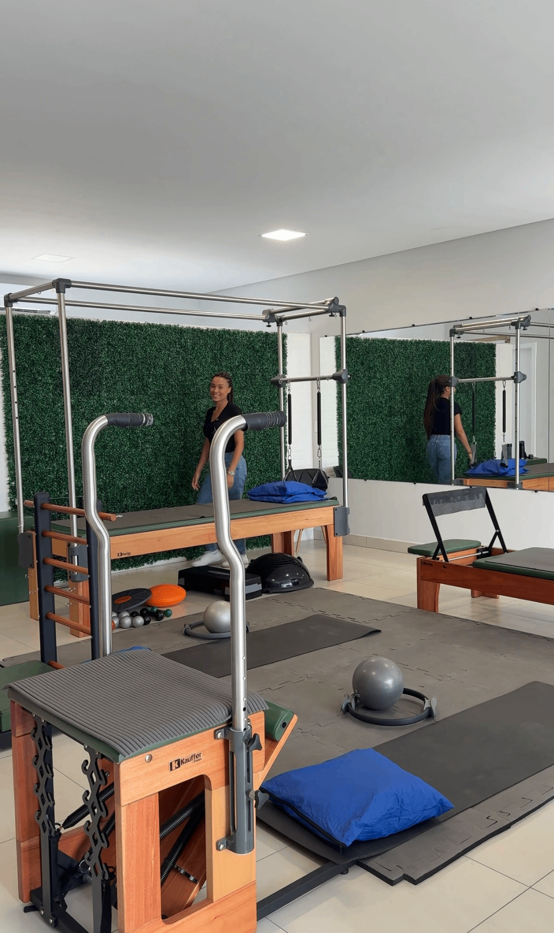 Estúdio de Pilates clínico com aparelhos completos