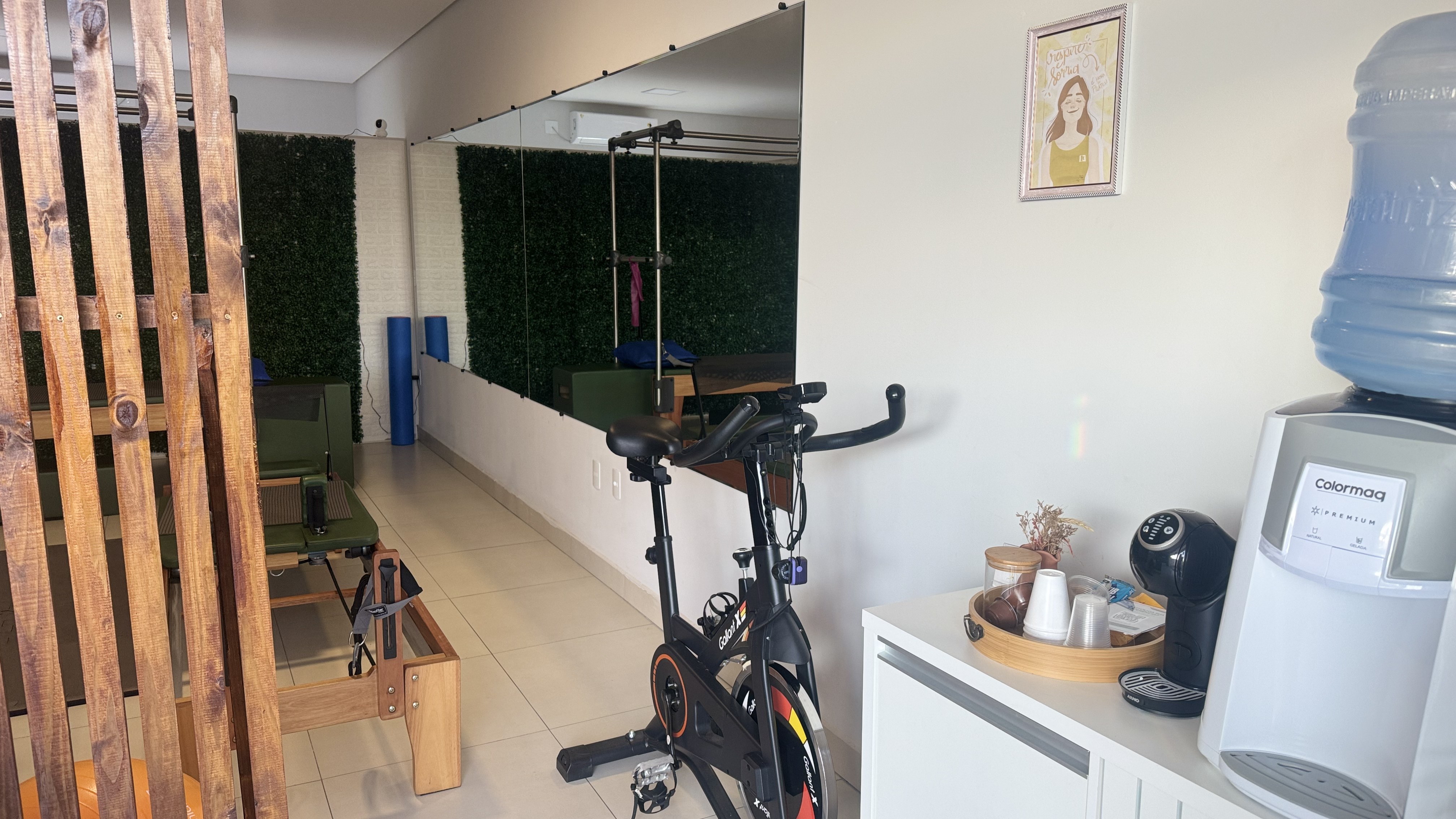Espaço de treinamento com bike e estação de água