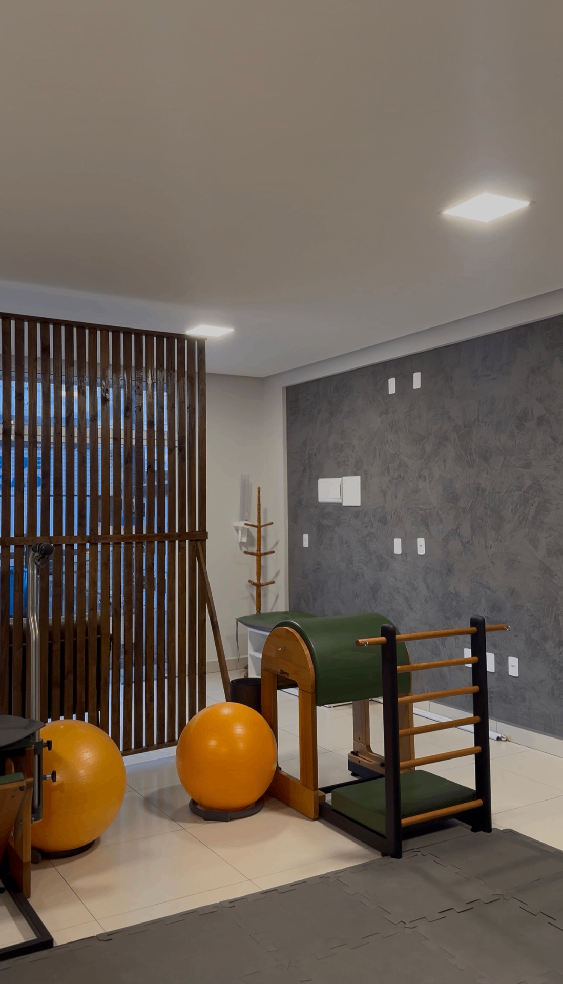 Ambiente acolhedor com escada e bola suíça